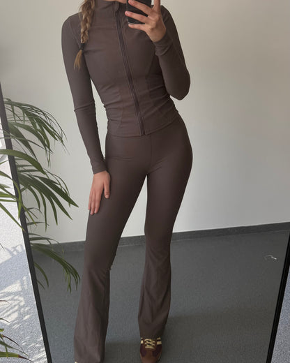 Femme en ensemble chocolat MUZE, coupe flatteuse et matière douce, idéale pour bouger avec style.