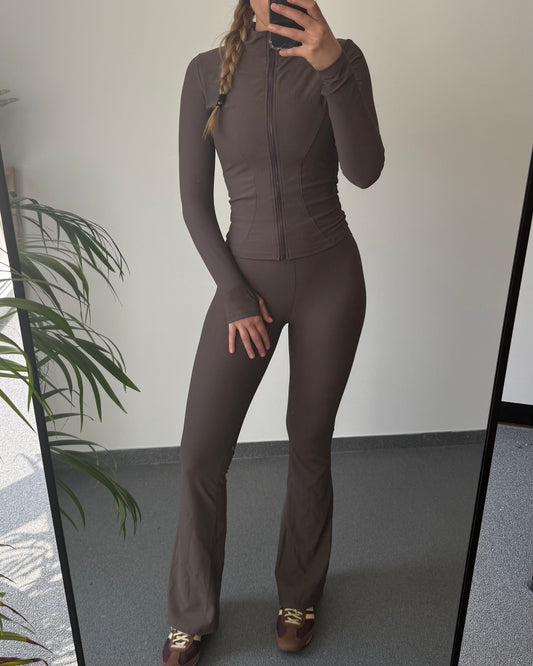 Femme en ensemble chocolat MUZE, coupe flatteuse et matière douce, idéale pour bouger avec style.