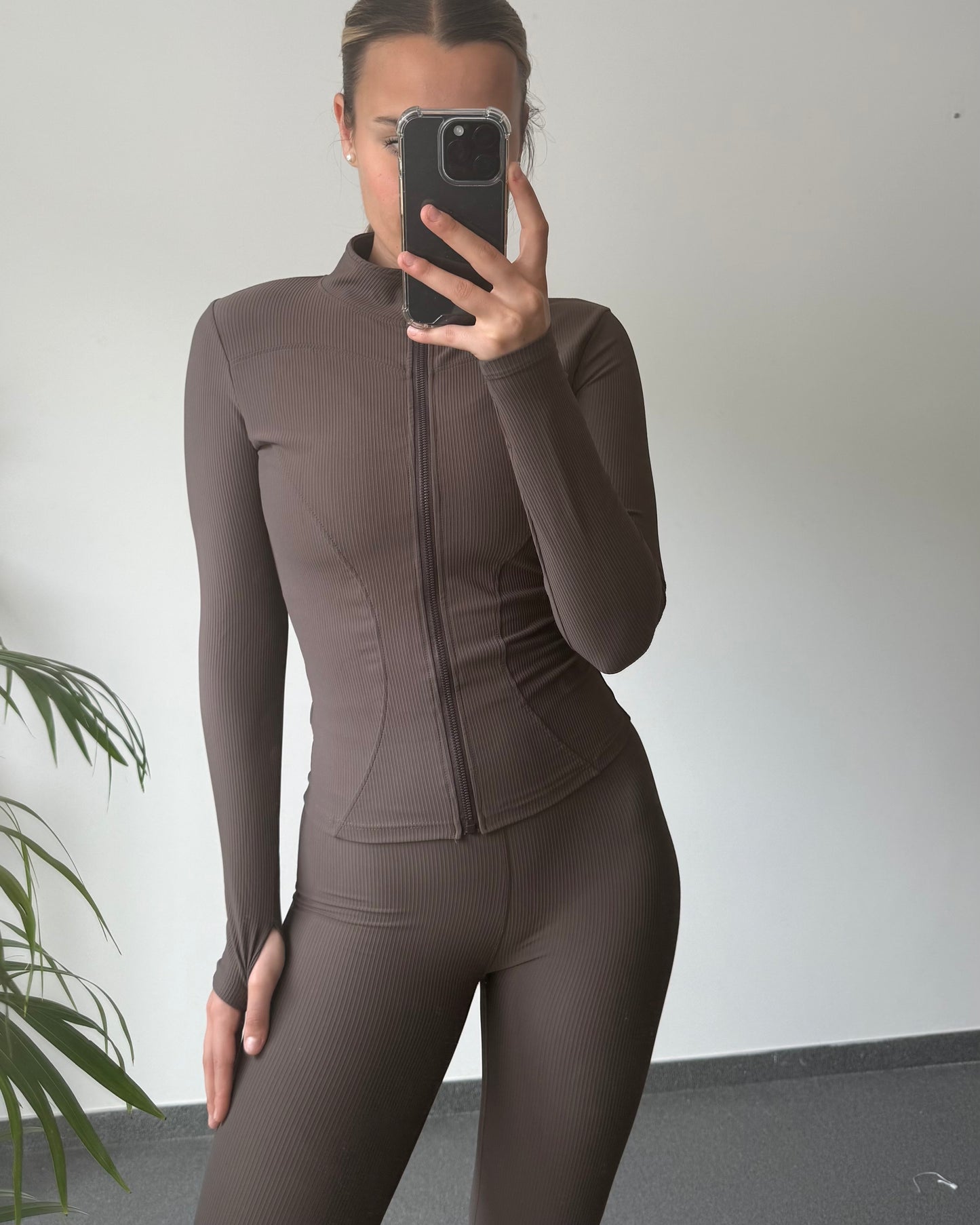 Femme en ensemble chocolat MUZE, coupe flatteuse et matière douce, idéale pour bouger avec style.