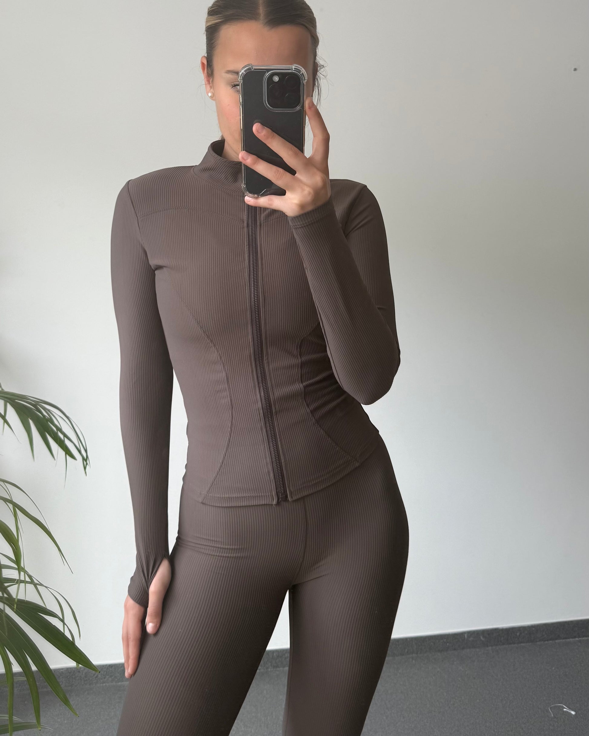 Femme en ensemble chocolat MUZE, coupe flatteuse et matière douce, idéale pour bouger avec style.