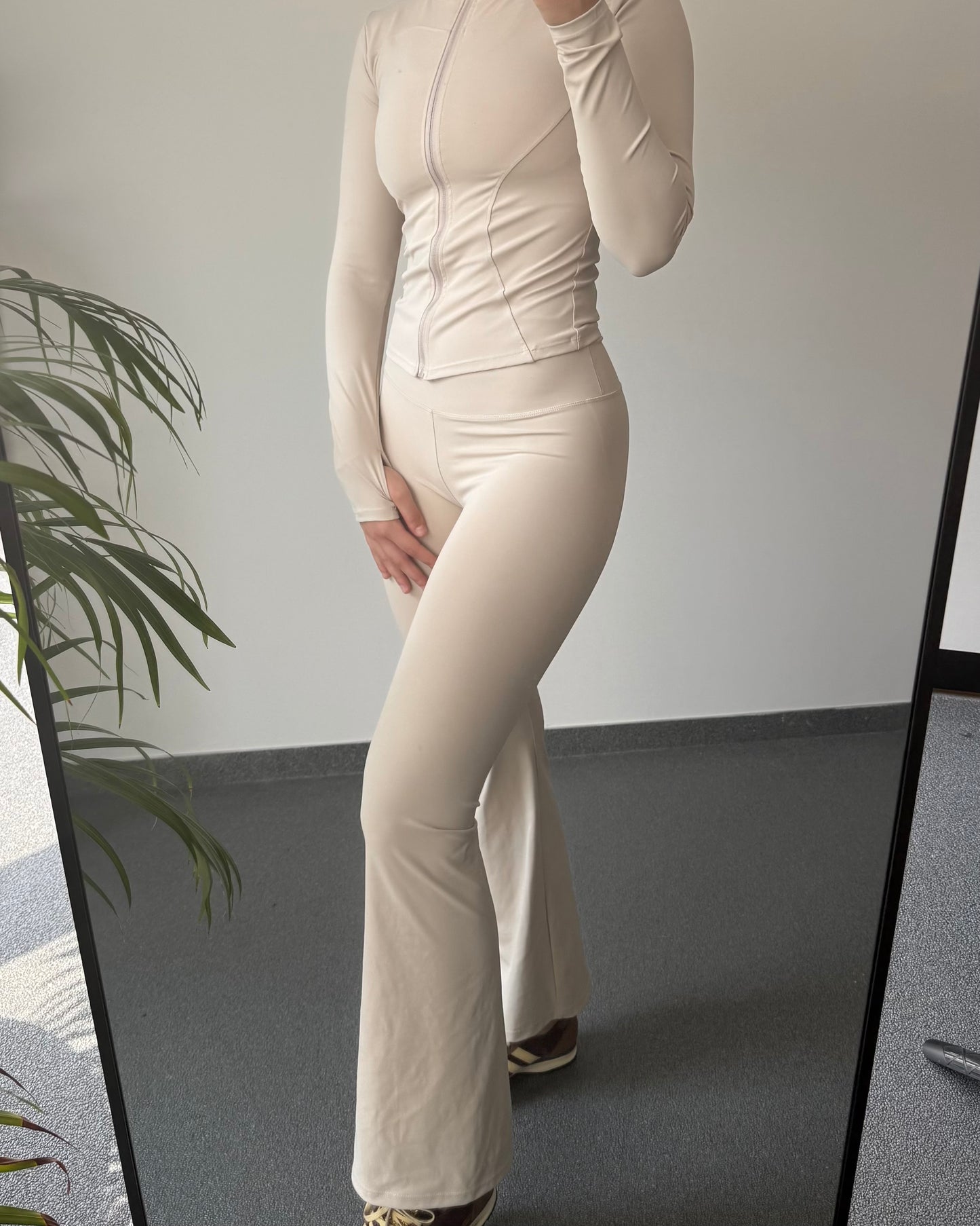 Femme en ensemble beige MUZE, coupe flatteuse et matière douce, idéale pour bouger avec style.