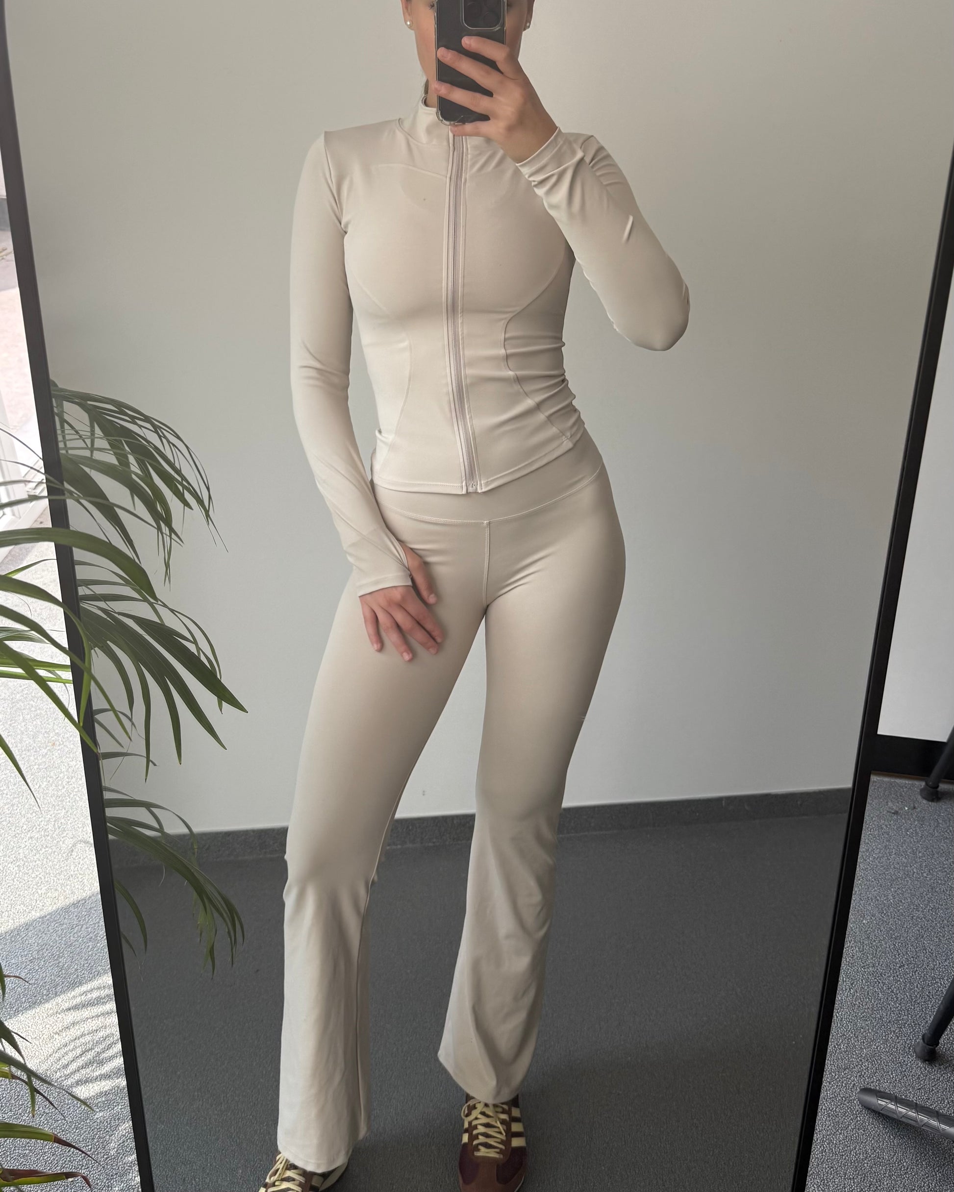 Femme en ensemble beige MUZE, coupe flatteuse et matière douce, idéale pour bouger avec style.