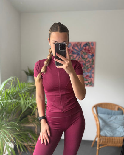 Ensemble de pilate bordeaux. Haut à manche courte aimée. Pantalon évasée avec ceinture gainante 