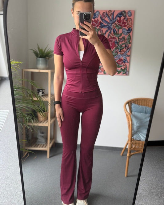 Ensemble de pilate bordeaux. Haut à manche courte aimée. Pantalon évasée avec ceinture gainante 