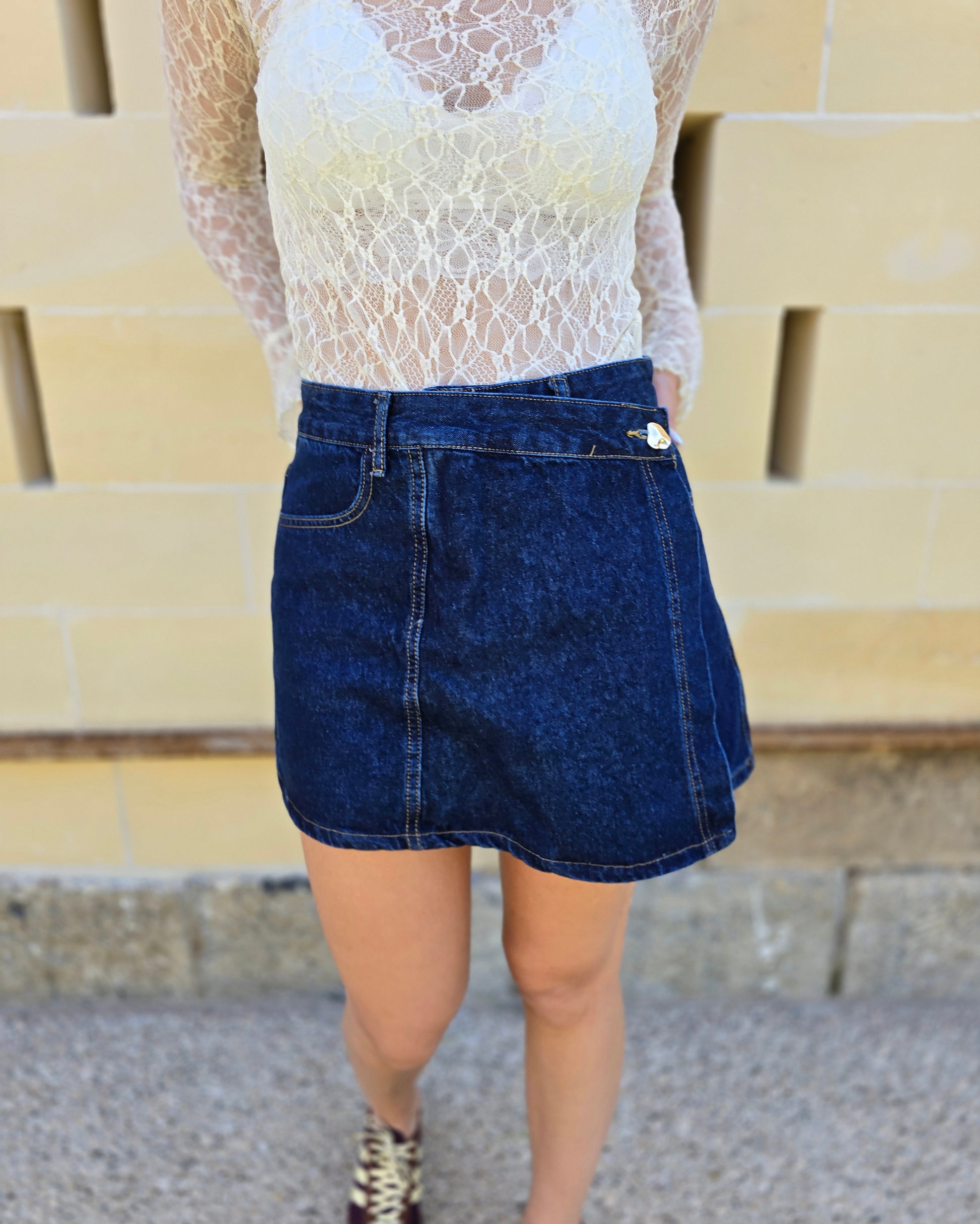 Jupe-short en jeans porte-feuille. 98% de coton. Short intégré. 