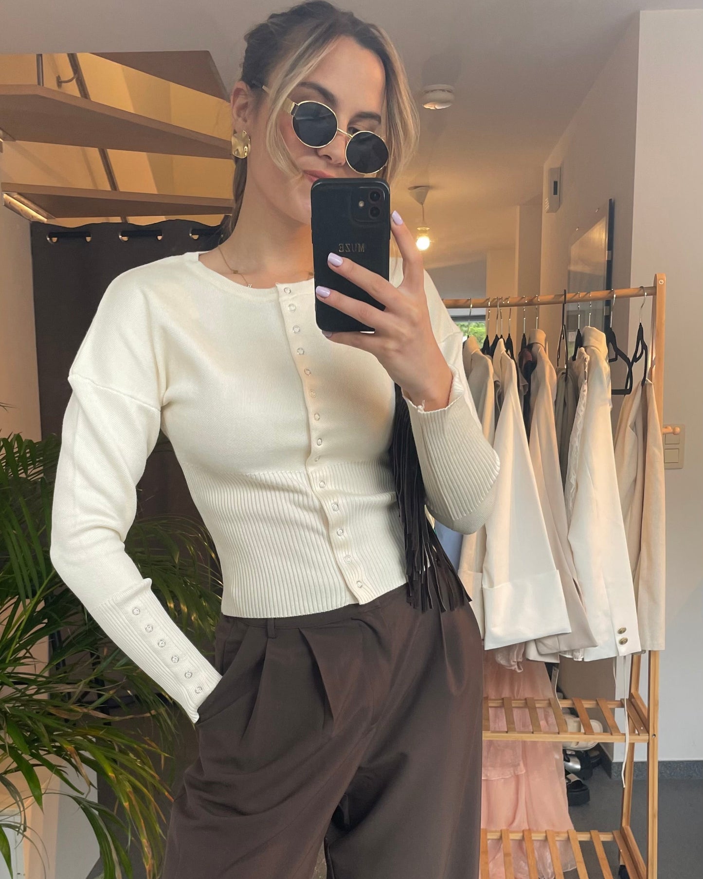Cardigan jaune pastel en maille texturée avec un côté rond et une fermeture à boutons devant 