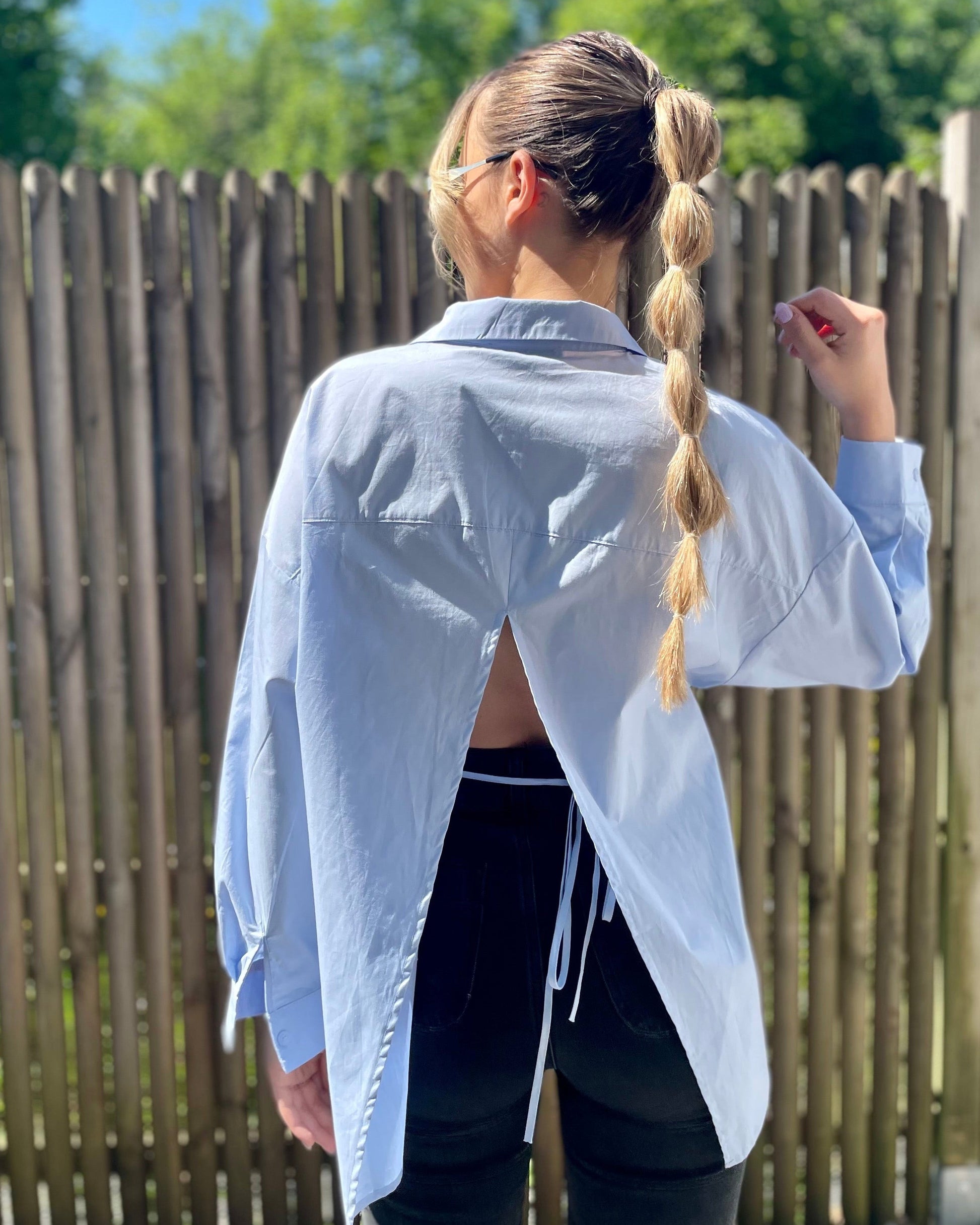 Chemise bleu 100% coton oversize avec un dos ouvert et des liens à nouer. 