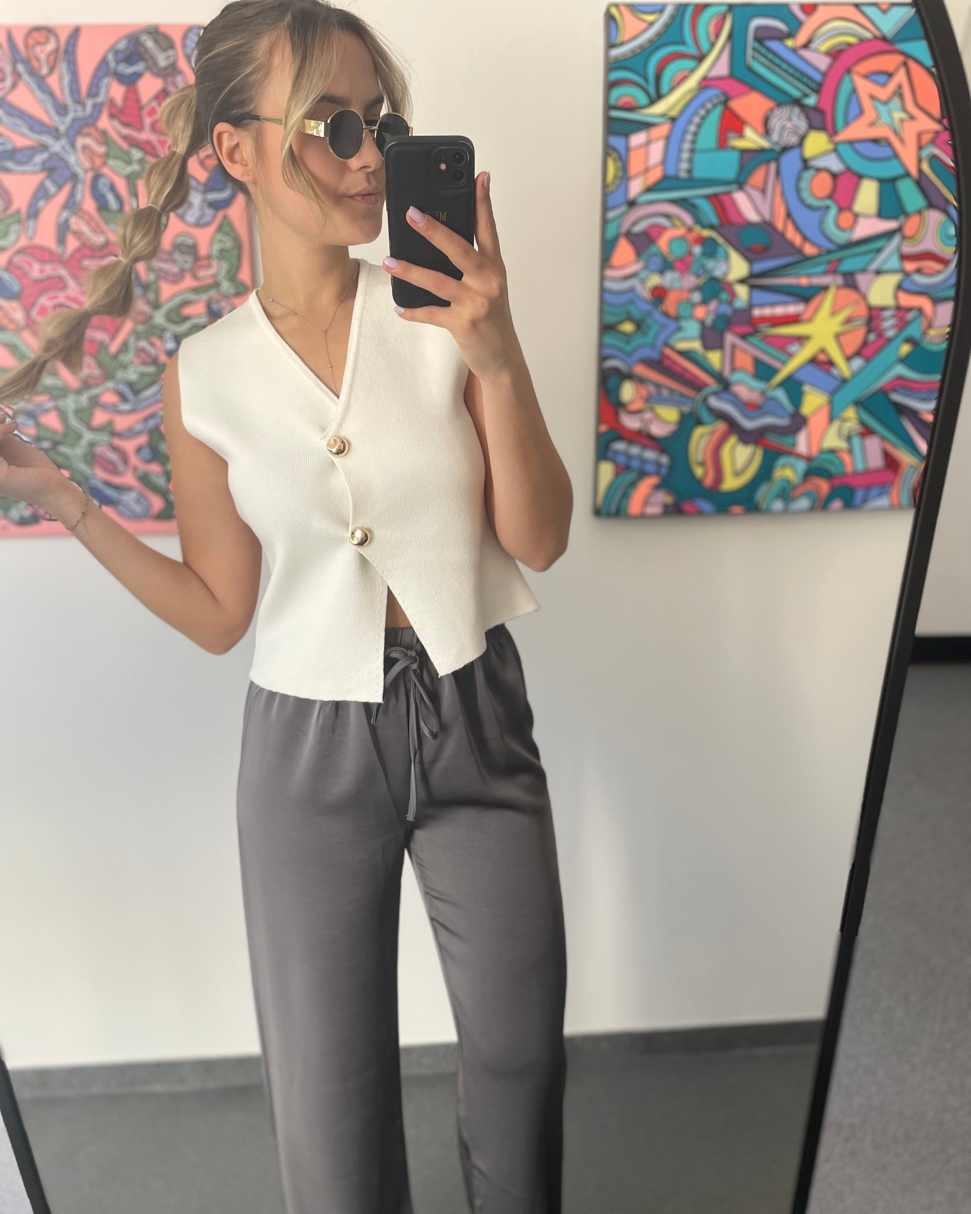 Pantalon gris foncé fluide à l’effet satin léger. Cordon à la taille, coupe droite et fluide. 