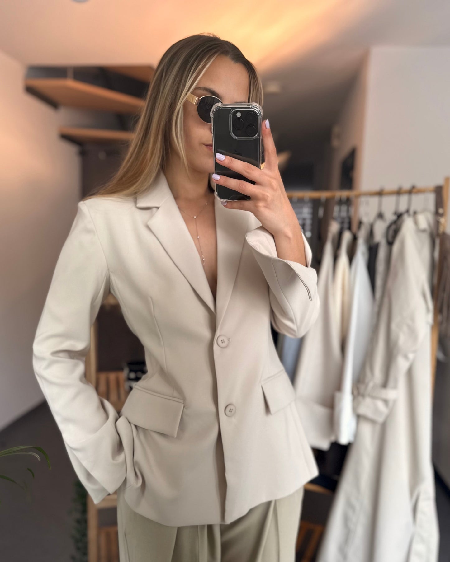 Blazer beige dos un et cintré à la taille. Manches longues et légèrement évasées. 