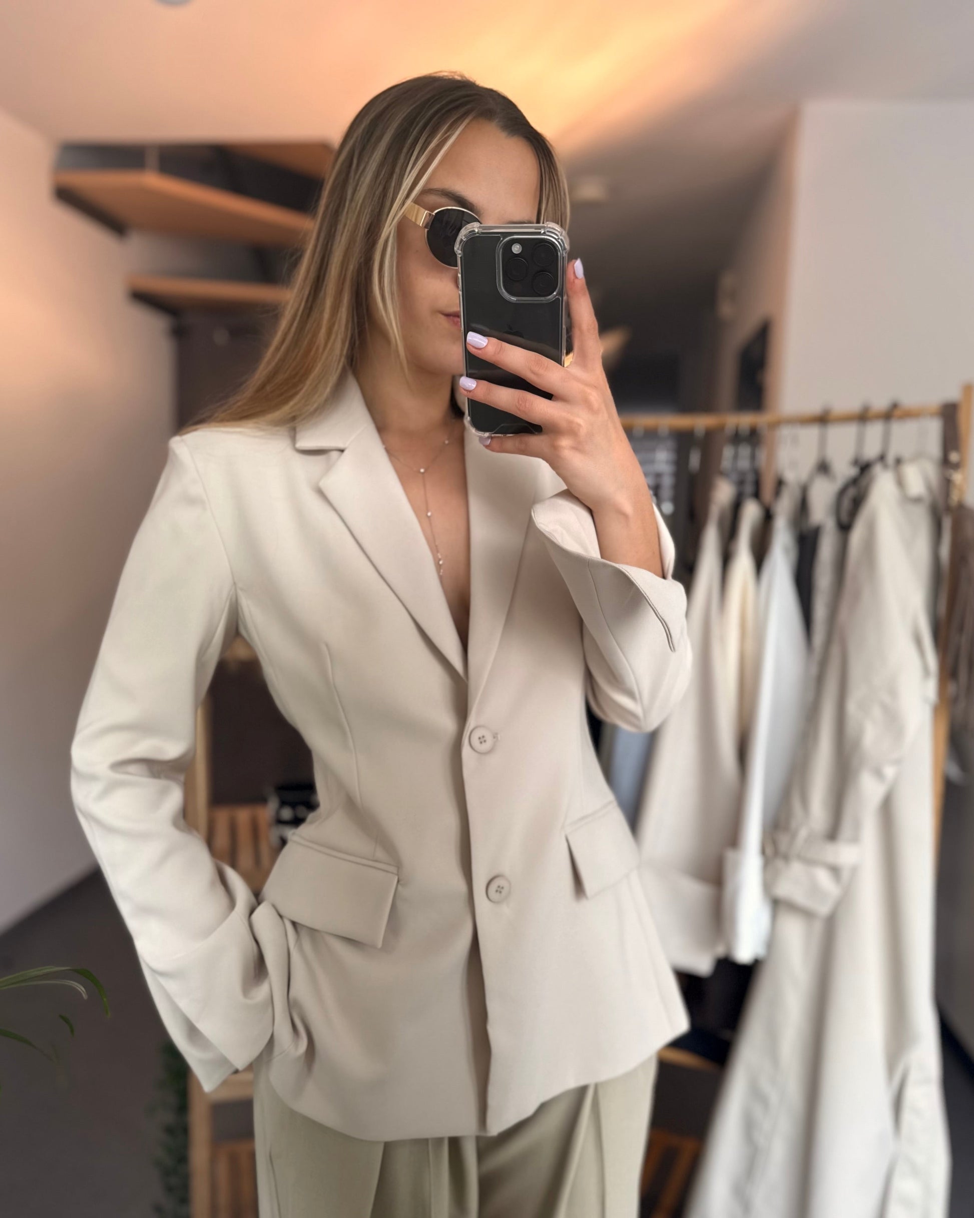 Blazer beige dos un et cintré à la taille. Manches longues et légèrement évasées. 