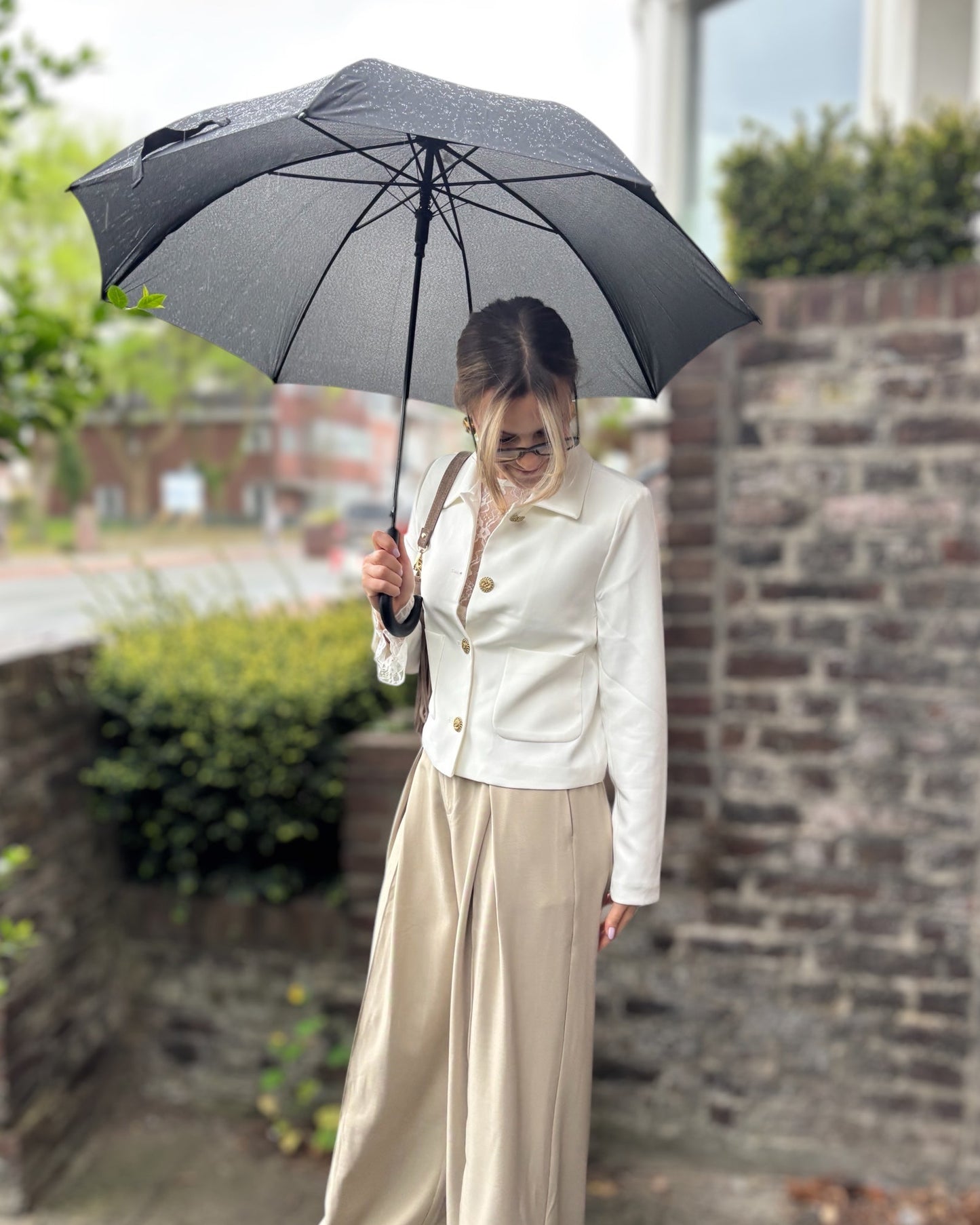 Veste blanche tailleur. Coupe droite légèrement cintrée. Fermeture avec des boutons dorés gravés et deux grandes poches à l’avant. 