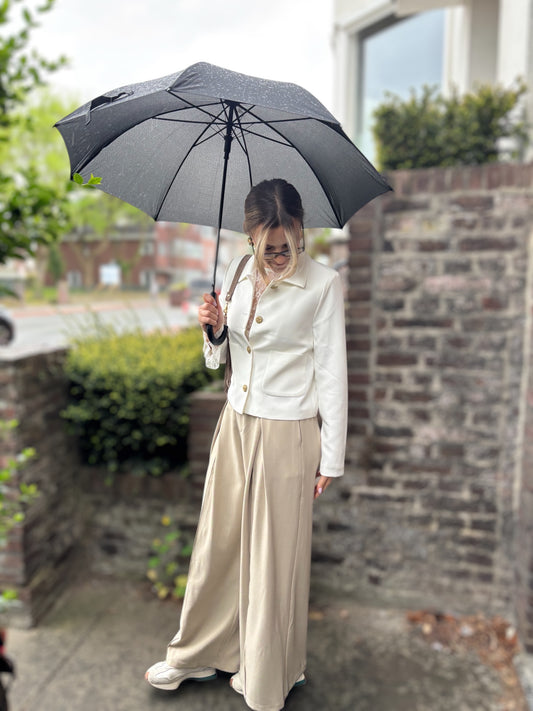 Pantalon tailleur beige taille haute. Coupe longue et fluide avec une fausse poche derrière. 