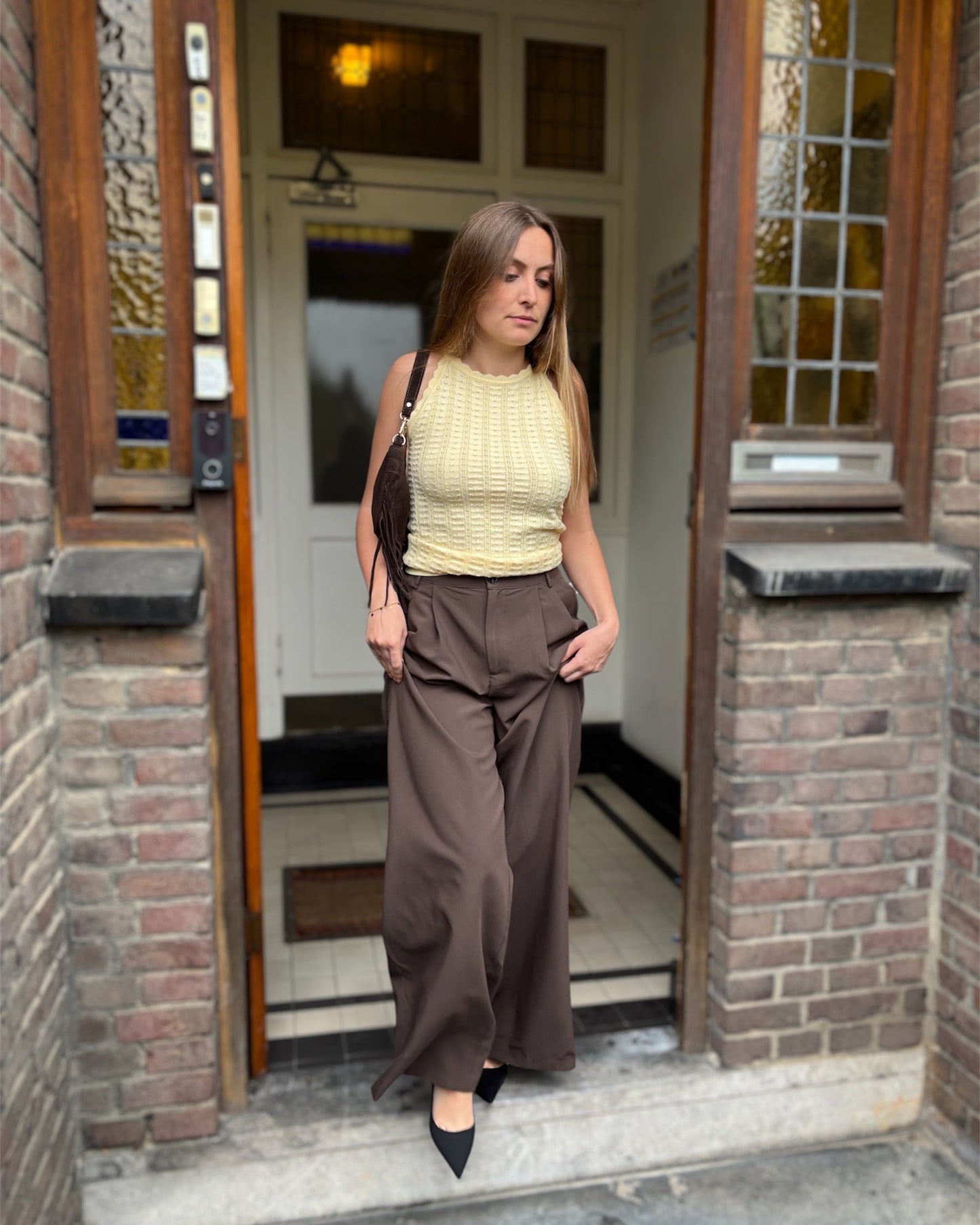 Pantalon couleur chocolat coupe large te fluide. Taille haute et élastique à la taille. Avec des passants pour ceinture. Matière légère et confortable. 