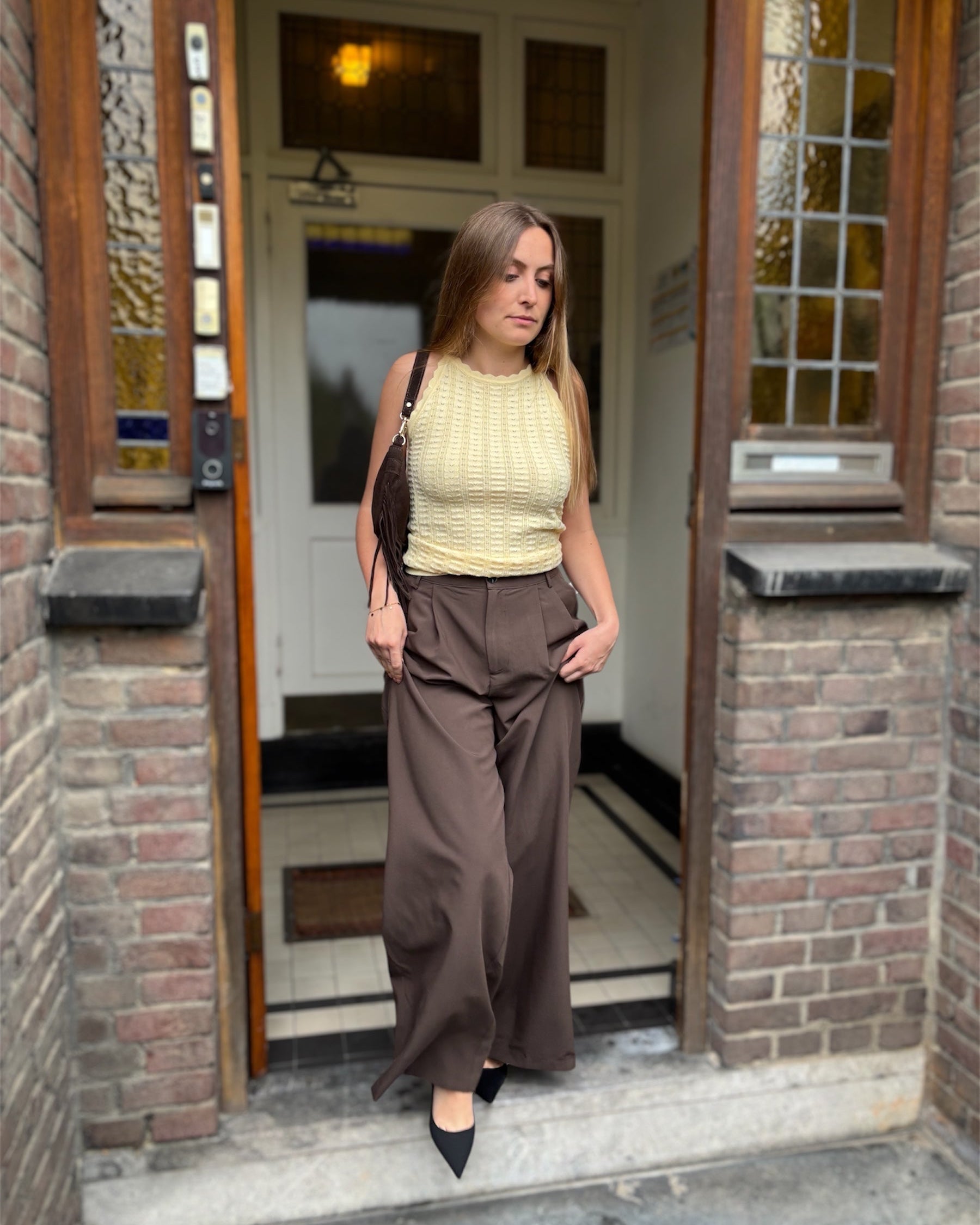 Pantalon couleur chocolat coupe large te fluide. Taille haute et élastique à la taille. Avec des passants pour ceinture. Matière légère et confortable. 