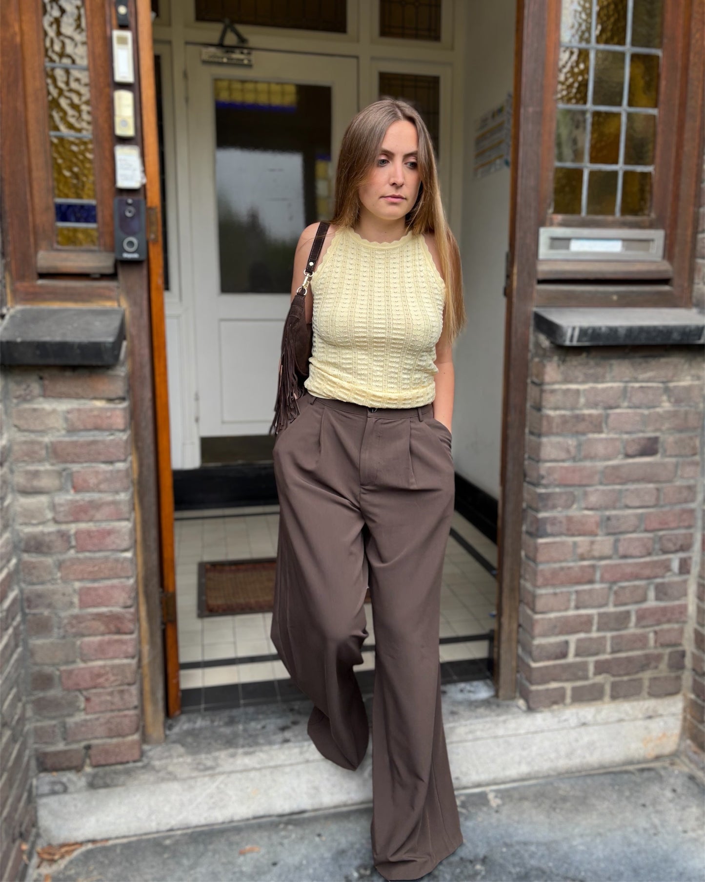 Pantalon couleur chocolat coupe large te fluide. Taille haute et élastique à la taille. Avec des passants pour ceinture. Matière légère et confortable. 