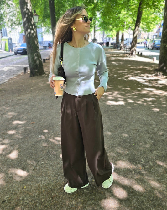 Pantalon couleur chocolat coupe large te fluide. Taille haute et élastique à la taille. Avec des passants pour ceinture. Matière légère et confortable. 