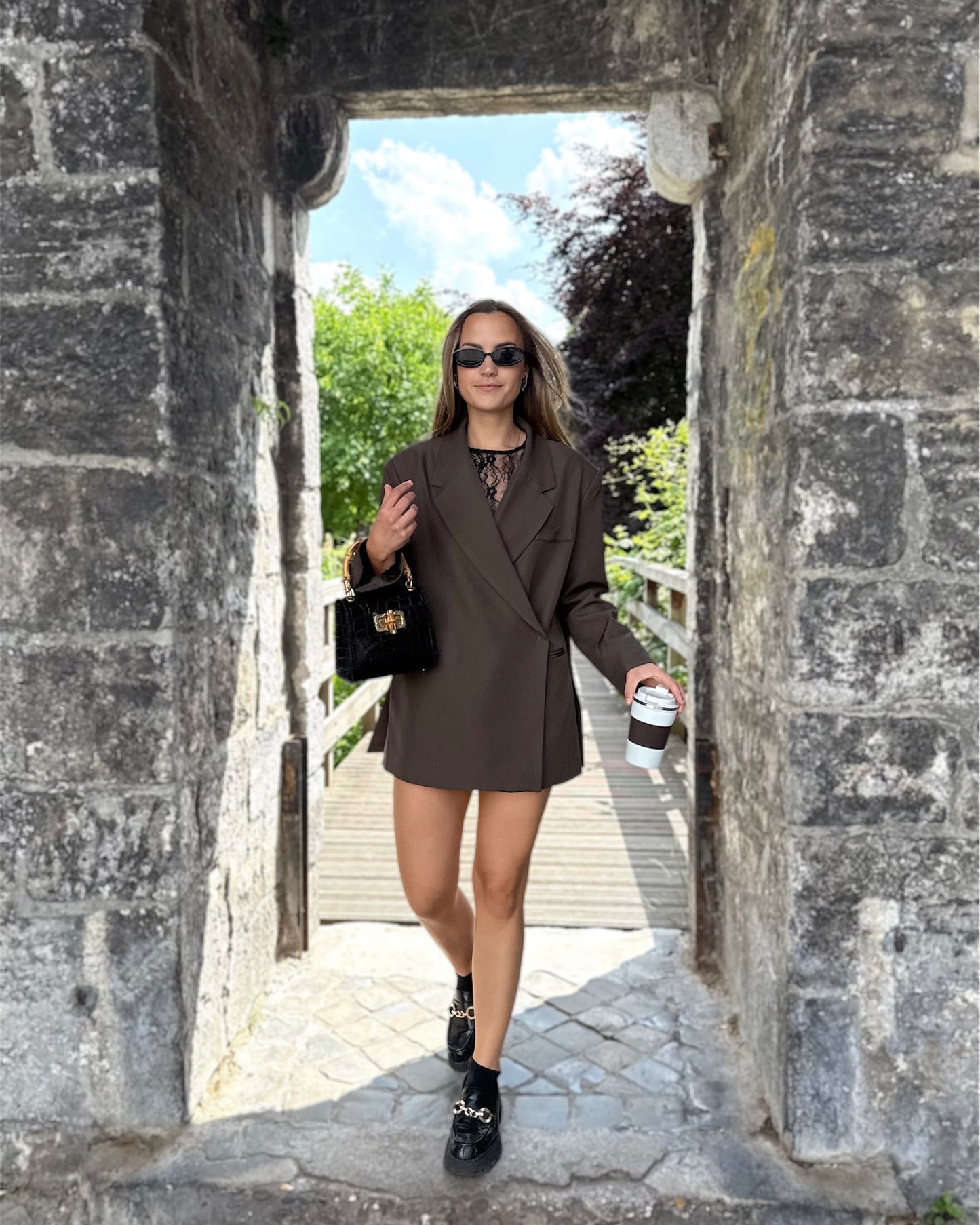 Blazer oversize couleur chocolat.Forme croisée et fausses poches à l’avant. 