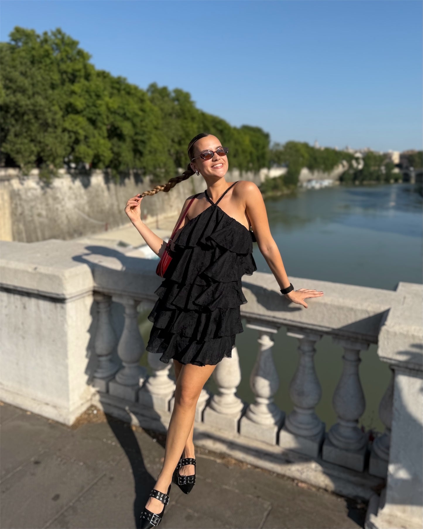 Robe noir à volant et brodée. Avec des fines bretelles sur l’avant et l’arrière. 