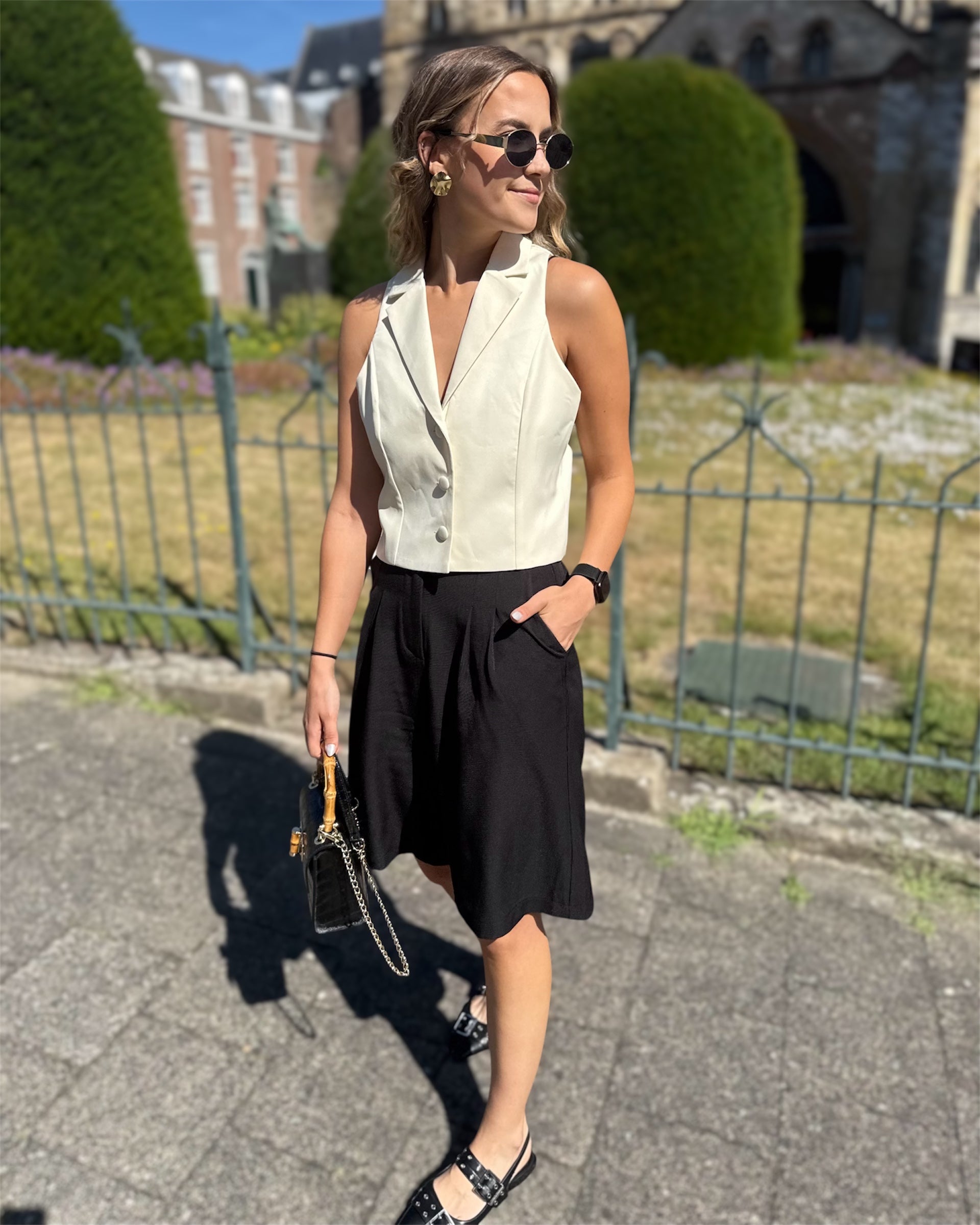 Top jaune pastel effet tailleur. Col sur l’envers et trois petit boutons sur le devant. 