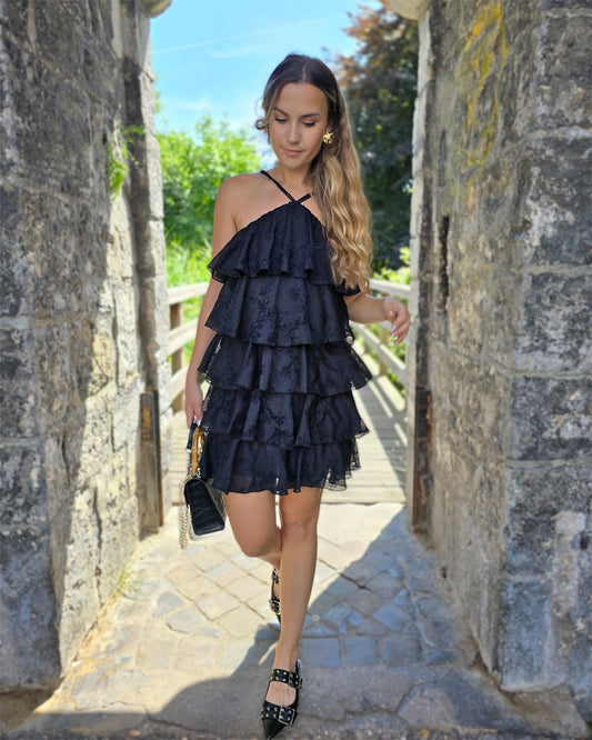 Robe noir à volant et brodée. Avec des fines bretelles sur l’avant et l’arrière. 